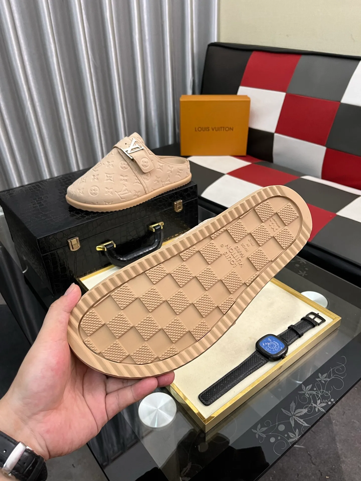 Men's shoes 💰380⌚️⌚️2025 new men's casual sandals and slippers, made of suede cow leather, with Monogram pattern to highlight the trendy style. Adjustable straps illuminated with LV letters, while a resilient insole and micro outsole provide lightweight comfort. Made of suede cow leather with embossed Monogram pattern and brand element metal hardware✅Adjustable straps➕Tough insole‼ ️Micro outsole. Comfortable and easy to wear‼ ️size: 38-446️⃣Colors available